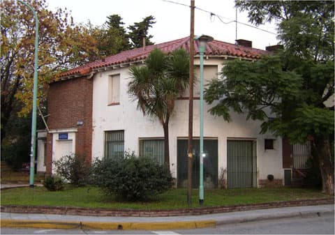 Casa con estilo arquitectónico del barrio